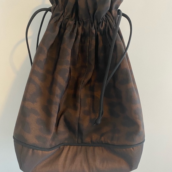 Reversible bronze/leopard 🐆 print peplum style rain or light weight jacket - Picture 6 of 6